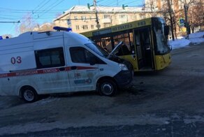 В Тольятти столкнулись скорая помощь и автобус