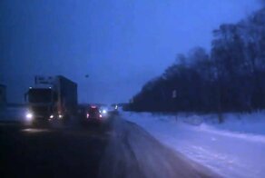 Женщину зажало в машине после столкновения с фурой в Самарской области