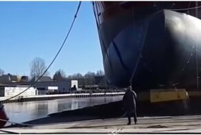 Грузовое судно чуть не раздавило рабочего при спуске на воду