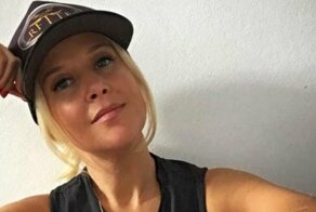 Молодая особа пробралась в дом своего бывшего парня, чтобы удалить с его телефона своё откровенное фото