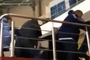 Массовая драка родителей  на детском хоккейном матче