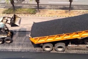 Слаженная работа китайских дорожников во время укладки асфальта