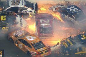 Массовая авария на гонке NASCAR с участием половины пелетона