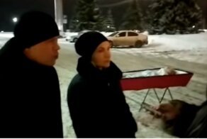 "Не дают похоронить": жительница Самары привезла к зданию мэрии гроб с покойником