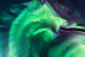 В небе над Исландией появился "огнедышащий дракон"