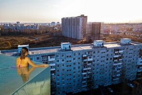 Открытый бассейн с видом на «суровую действительность»— новый флешмоб в Сети
