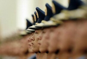 По стойке смирно