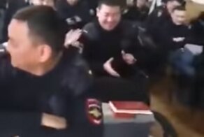Полицейских из Бурятии проверят после стриптиза на корпоративе: видео