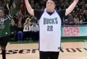 Неожиданный танец толстяка в перерыве матча NBA