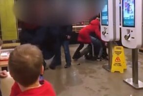 В уфимском "Макдональдсе" нетрезвая школьница устроила массовую драку
