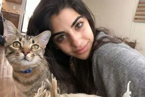 Кот ловко открыл запертую дверь, и помог хозяйке попасть домой
