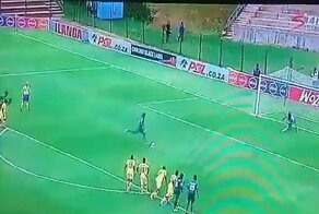 Наглый футболист подло сыграл рукой и реализовал пенальти
