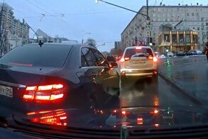 Ой, как неловко вышло! Невнимательный Мереседес