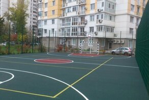Во дворе Барнаула демонтировали спортивную площадку из-за головной боли жильцов