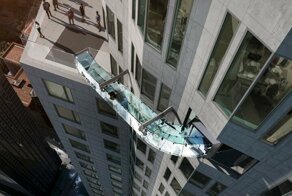 Стеклянная горка на небоскребе