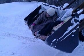 В Татарстане больную пенсионерку довезли до скорой в ковше трактора