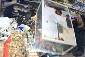 Вооруженный пустой бутылкой из-под коньяка мужчина попытался ограбить продуктовый магазин