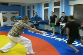 Очередной мастер бесконтактного боя с легкостью раскидывает толпу учеников