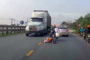  Мать спасла своего ребенка, успев выдернуть его из-под колес встречного грузовика