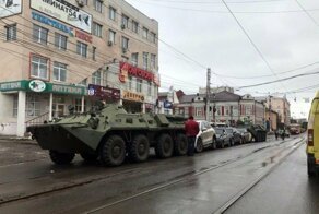Массовое ДТП в центре Курска: БТР "впечатал" четыре машины в другой БТР