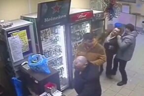 Девушка опохмелила зачинщика драки с одного удара