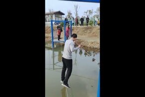 Эффектная прогулка по ступенькам невидимой лестницы