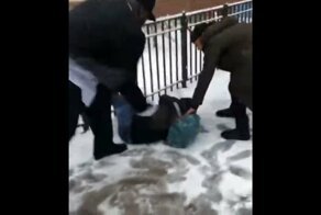 Мерзавец, не смей трогать ребёнка!