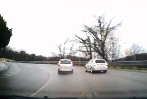 Небольшая авария на извилистой дороге в Сочи