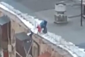 Житель Москвы снял на видео очень "оригинальную" чистку крыш