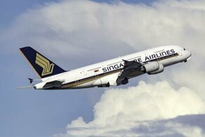 Пассажир Singapore Airlines нашел зуб в своем обеде
