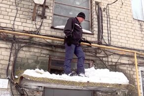 "А вот снимать нас не надо!": коммунальщики побили журналиста лопатой