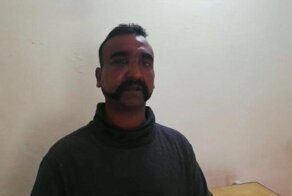 Пакистан отдал Индии пленного пилота