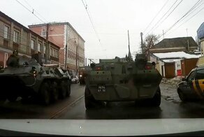 Массовое ДТП с бронетранспортерами в центре Курска: видео с регистратора