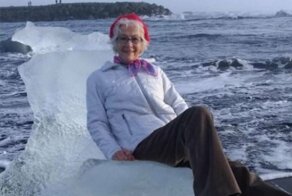 Бабуля увидела на берегу трон из льдины и решила на нём попозировать. Вот только Посейдон был против