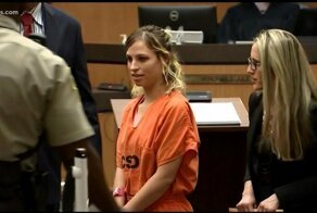 Учительница совращала школьника в классе, заставляя другого мальчика их "сторожить"