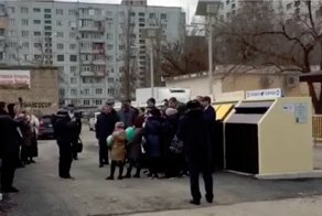 Шарики и пресса: в Махачкале торжественно открыли мусорные контейнеры