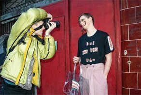 Двух британских пранкеров в аксессуарах из мусора приняли за моделей и пропустили на модный показ