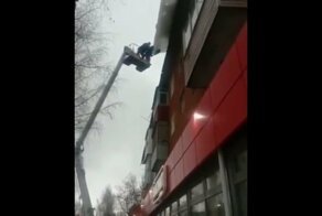 Как не стоит сбивать лёд с крыши и делать вывески на магазинах