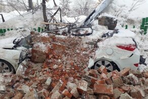 Снежные страдания: рухнувший дымоход раздавил авто мужа судьи
