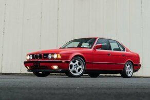 Ухоженный и недешевый BMW M5 1991 года красного цвета