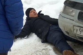 В Златоусте пьяный мужчина запрыгнул на машину, а затем притворился сбитым