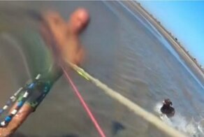 Нападение питбуля на занимавшегося кайтсерфингом  мужчину попало на видео