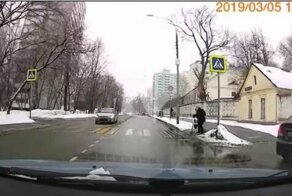 Не место для ребенка с самокатом