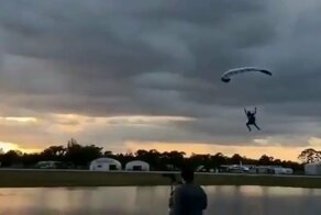 Не слишком мягкая посадка свупера на воду