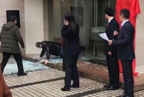 Мужчина попытался выйти через закрытую стеклянную дверь и чуть не сорвал официальную церемонию