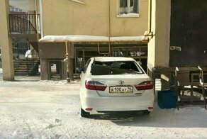 Теперь почистят: автомобиль мэра попал под лавину с крыши