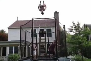 Юный гимнаст немного перестарался, прыгая на батуте