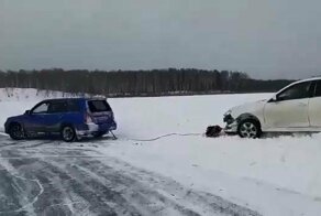 Натворили дел: как субаристы вытаскивали машину из сугроба