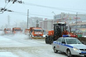 Коммунальщики Екатеринбурга отказались убирать снег, пока его не признают "твердыми отходами"
