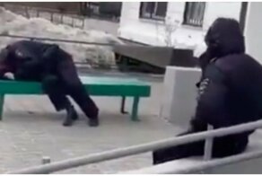 Заработались: В Подмосковье сняли на видео заснувших на улице пьяных полицейских